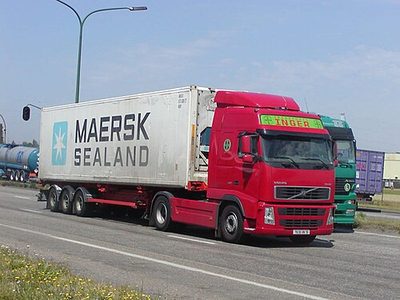 进口冷冻牛肉冷链运输:公路上的冷藏集装箱卡车